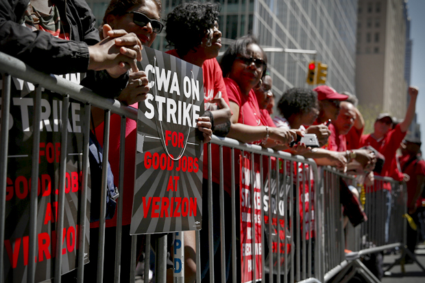 People demonstrate outside a Verizon store during a strike in New York, April 18, 2016. (Reuters/Shannon Stapleton)