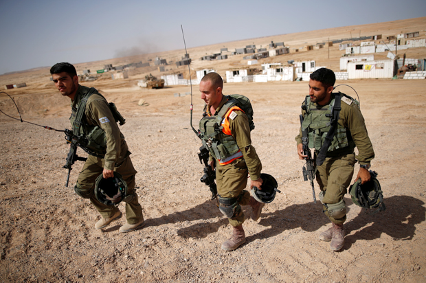 Israeli soldiers in Shizafon military base, near Eilat, Israel, June 7, 2016. (Reuters/Amir Cohen)