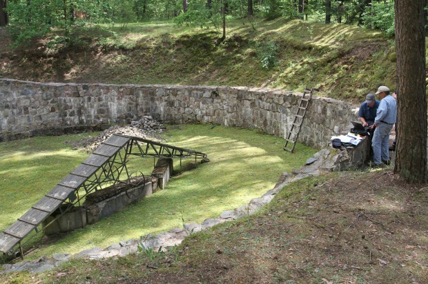 Dr. Richard Freund and Dr. Harry Jol at the lip of the WWII-era pit at Ponar. (Ezra Wolfinger/NOVA)
