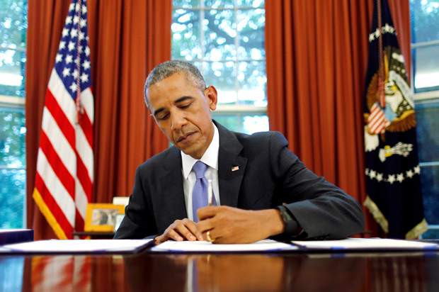Barack Obama signs into law the Puerto Rico Oversight, Management and Economic Stability Act, June 30, 2016. (Reuters/Carlos Barria)