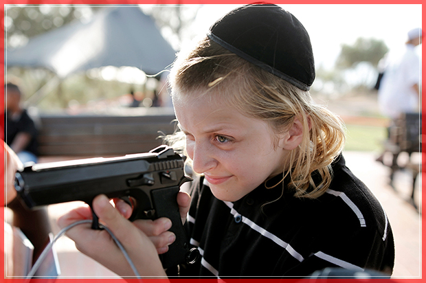 A boy plays with a gun during an "open day", exhibiting various policing skills and equipment to the public, in the southern Israeli city of Ashdod, August 29, 2016. REUTERS/Amir Cohen - RTX2NIRU (Reuters)