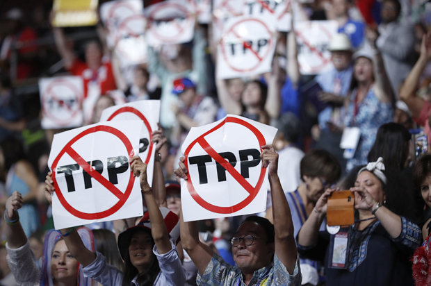 Delegates protesting against the TPP at the Democratic National Convention in Philadelphia, July 25, 2016. (Reuters/Mark Kauzlarich)