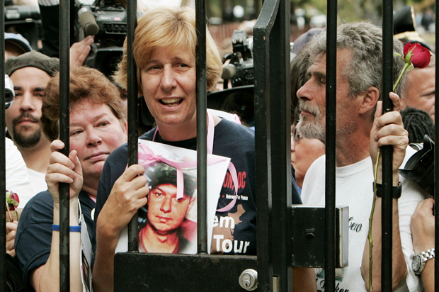 Cindy Sheehan protests outside the White House, Sept. 26, 2005. (AP/Ron Edmonds)