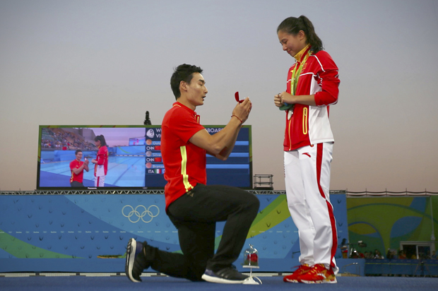 He Zi receives a marriage proposal from Olympic diver Qin Kai after her medal ceremony, Rio de Janeiro, August 14, 2016. (Reuters/Michael Dalder)