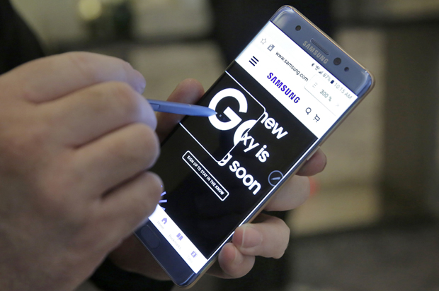 The Galaxy Note 7 is demonstrated in New York, July 28, 2016 (AP/Richard Drew)