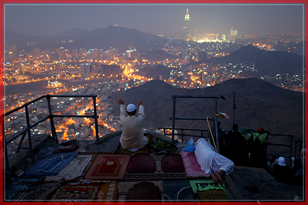 A pilgrim prays at Mount Al-Noor, where Muslims believe Prophet Mohammad received the first words of the Koran through Gabriel in the Hera cave, ahead of the annual haj pilgrimage in the holy city of Mecca, Saudi Arabia September 7, 2016. REUTERS/Ahmed Jadallah      TPX IMAGES OF THE DAY      - RTX2OHJP (Reuters)