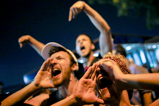 Bernie Sanders supporters shout slogans at the 2016 Democratic National Convention in Philadelphia, July 28, 2016. (Reuters/Adrees Latif)