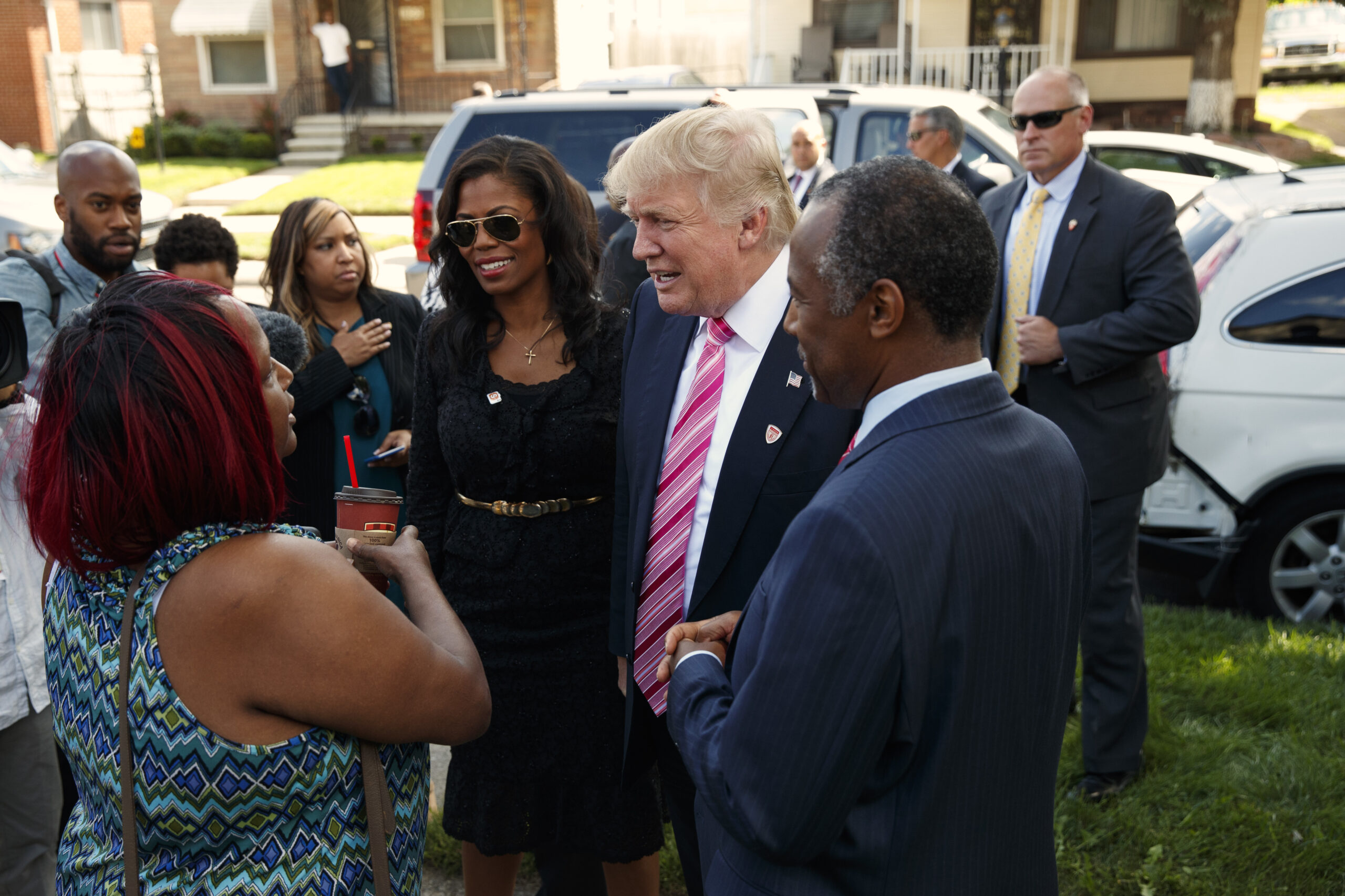 Neighborhood resident Felicia Reese, left, talks with Republican presidential candidate Donald Trump and Dr. Ben Carson, during a tour of Carson's childhood home, Saturday, Sept. 3, 2016, in Detroit. (AP)