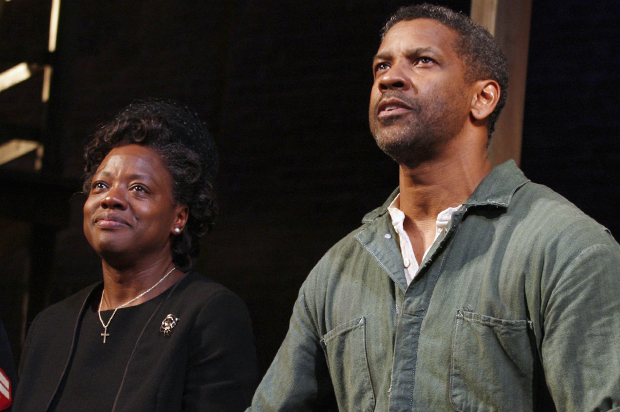 Viola Davis and Denzel Washington during the curtain call on opening night of "Fences" in New York City, April 26, 2010. (Reuters/Jessica Rinaldi)