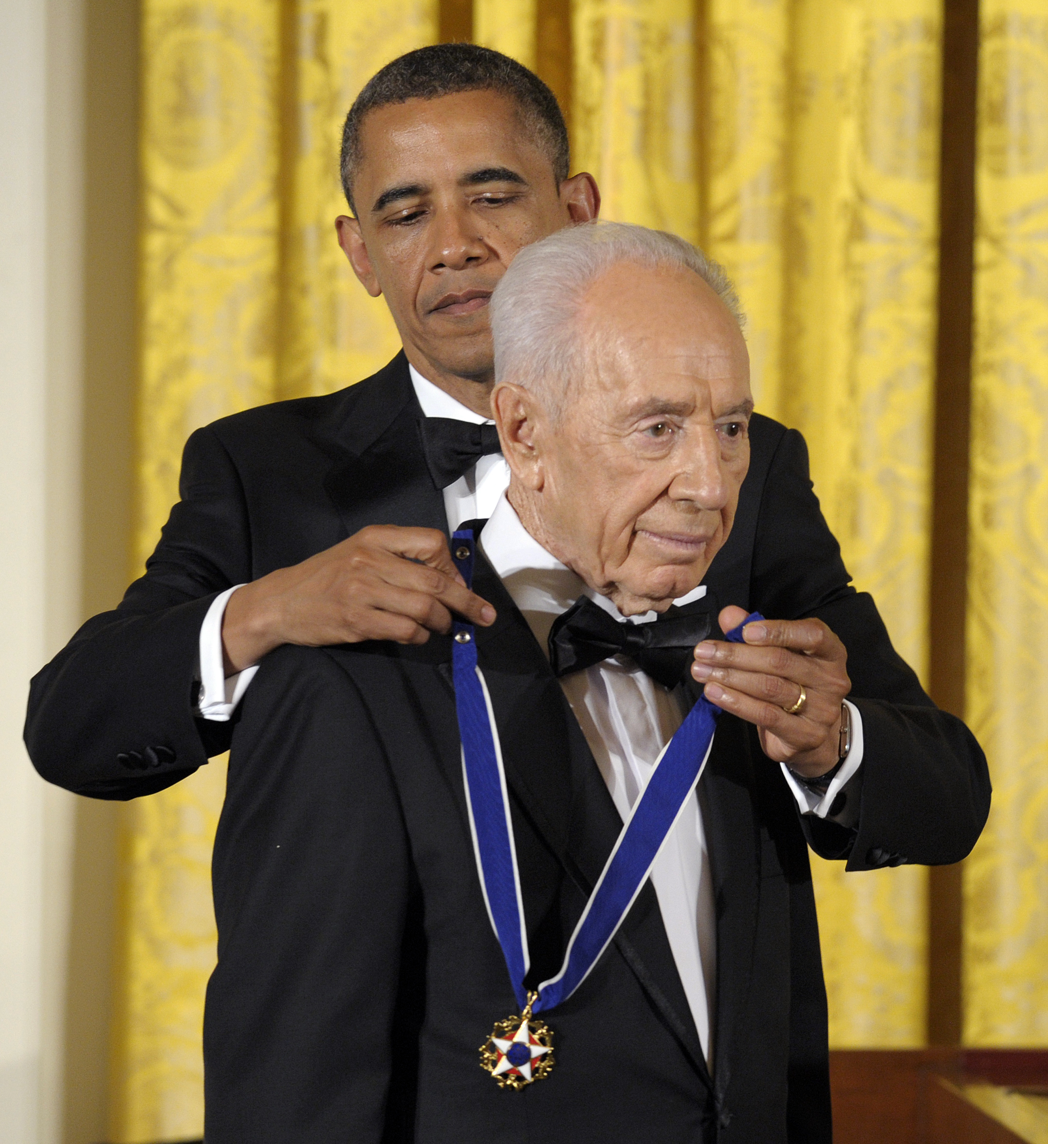 FILE - In this June 13, 2012, file photo, President Barack Obama awards Israeli President Shimon Peres with the Presidential Medal of Freedom. (AP)