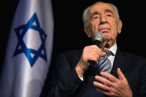 Israel's President Shimon Peres speaks to the media during a news conference in the southern town of Sderot on July 6, 2014 (Reuters/Amir Cohen)