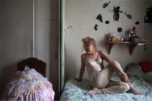Samantha practices her daily yoga in her bedroom in Mexico City (Benédicté Desrus)