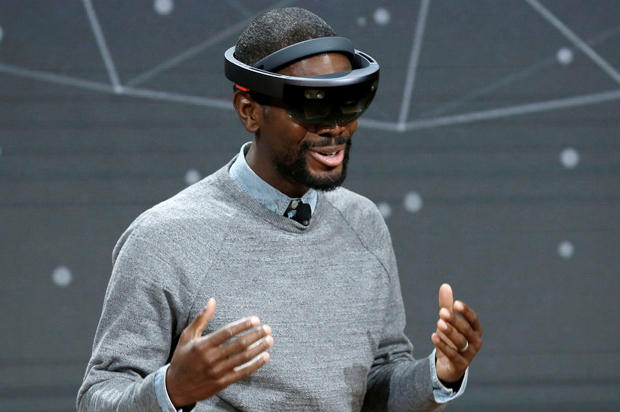 Taj Reid, Senior Designer at Microsoft, wears a HoloLens VR headset, October 26, 2016. (Reuters/Lucas Jackson)