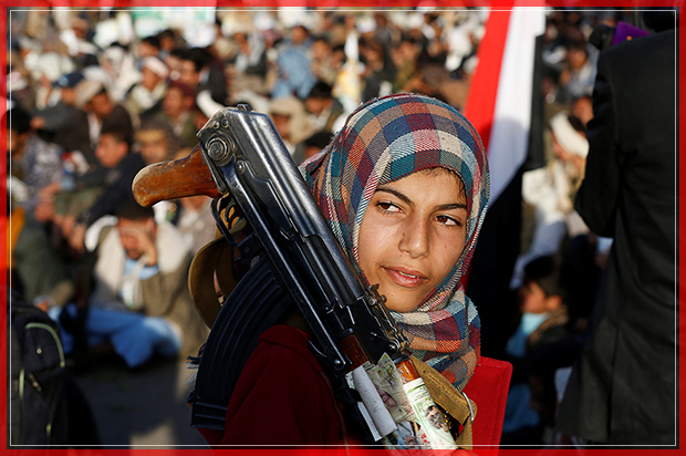 A girl carries a rifle as she attends a rally by followers of the Shi'ite Houthi movement commemorating the death of Imam Zaid bin Ali in Sanaa, Yemen October 26, 2016. REUTERS/Khaled Abdullah     TPX IMAGES OF THE DAY      - RTX2QLEC (Reuters)