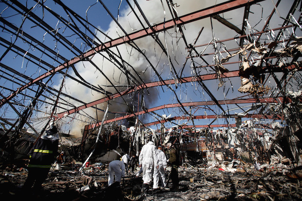 Forensic experts investigate the ruins of a community hall after it  was bombed by Saudi-led warplanes in Sanaa, the capital of Yemen, Oct. 9, 2016 (Reuters/Khaled Abdullah)