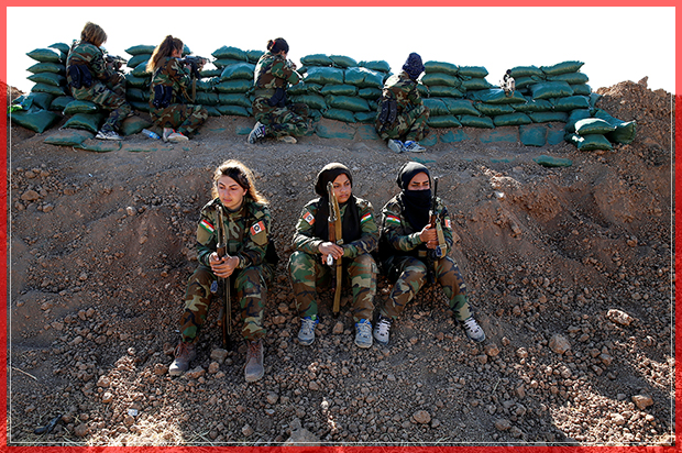 Iranian-Kurdish female fighters hold their weapons during a battle with Islamic State militants in Bashiqa, near Mosul, Iraq November 3, 2016. REUTERS/Ahmed Jadallah     TPX IMAGES OF THE DAY      - RTX2RRHW (Reuters)