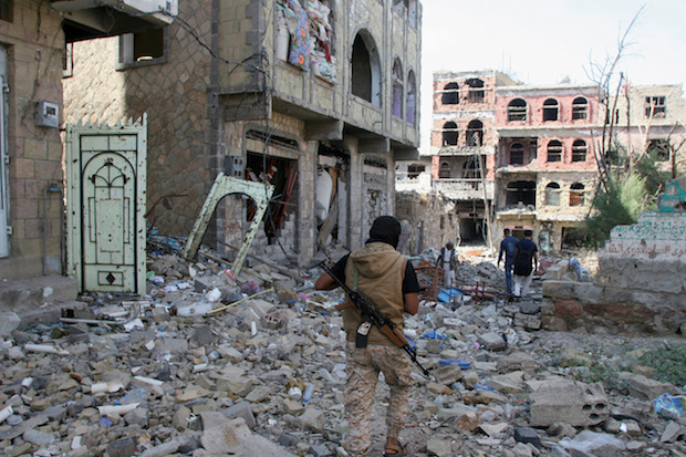 An anti-Houthi fighter loyal to Saudi-backed former president Hadi walks at the site of recent battles in Taiz, Yemen, November 20, 2016 (Reuters/Anees Mahyoub)