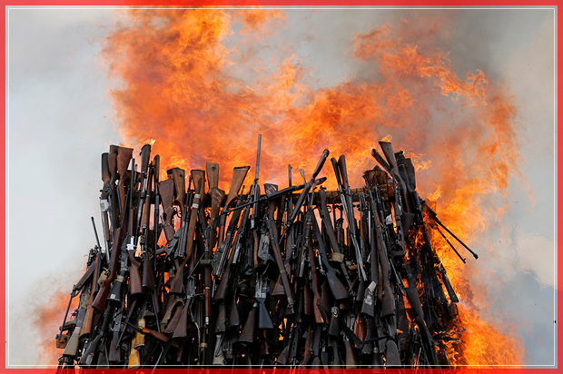 An assortment of 5250 illicit firearms and small weapons, recovered during various security operations burns during its destruction in Ngong hills near Kenya's capital Nairobi, November 15, 2016. REUTERS/Thomas Mukoya     TPX IMAGES OF THE DAY      - RTX2TS4A (Reuters)