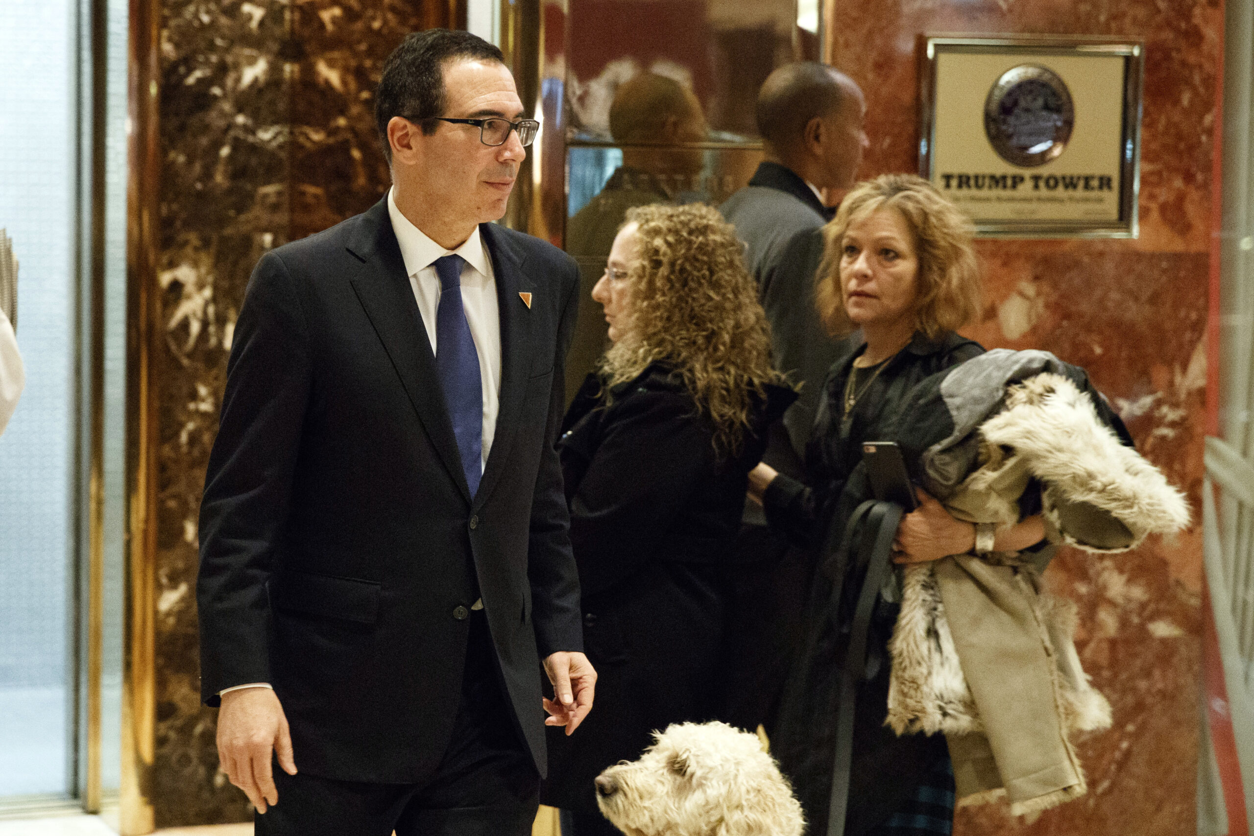 Steven Mnuchin, national finance chairman of President-elect Donald Trump's campaign, walks to lunch at Trump Tower, Tuesday, Nov. 29, 2016, in New York. (AP)