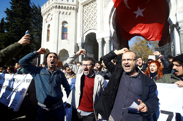 Demonstrators shout slogans during a protest against a purge of thousands of education staff since a failed coup in July, in front of the main campus of Istanbul University in Istanbul, Turkey, November 3, 2016 (Reuters/Osman Orsal)