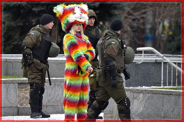 Ukrainian National Guard members walk past a woman wearing a colourful costume as they patrol near Independence Square in Kiev on November 22, 2016 following a night of violence by activists of some far-right Ukrainian parties.
Kiev police said they were investigating an attack by far-right activists on a Russian bank and the office of a Ukrainian politician who is close friends with Kremlin chief Vladimir Putin. Ukraine had marked the third anniversary of the start of three months of protests that resulted in the country's Russian-backed former president being ousted in February 2014 as the former Soviet republic set on a pro-European Union course. / AFP / Sergei SUPINSKY        (Photo credit should read SERGEI SUPINSKY/AFP/Getty Images) (Afp/getty Images)