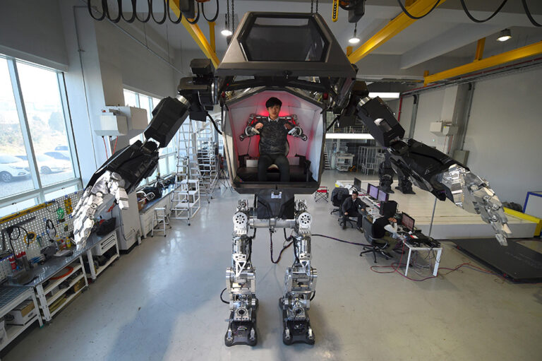 TOPSHOT - Engineers test a four-metre-tall humanoid manned robot dubbed Method-2 in a lab of the Hankook Mirae Technology in Gunpo, south of Seoul, on December 27, 2016.
The giant human-like robot bears a striking resemblance to the military robots starring in the movie "Avatar" and is claimed as a world first by its creators from a South Korean robotic company. (Jung Yeon-Je/AFP/Getty Images))