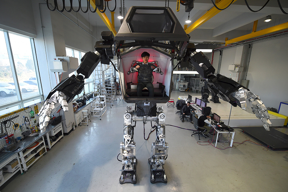 TOPSHOT - Engineers test a four-metre-tall humanoid manned robot dubbed Method-2 in a lab of the Hankook Mirae Technology in Gunpo, south of Seoul, on December 27, 2016.
The giant human-like robot bears a striking resemblance to the military robots starring in the movie "Avatar" and is claimed as a world first by its creators from a South Korean robotic company. (Jung Yeon-Je/AFP/Getty Images))