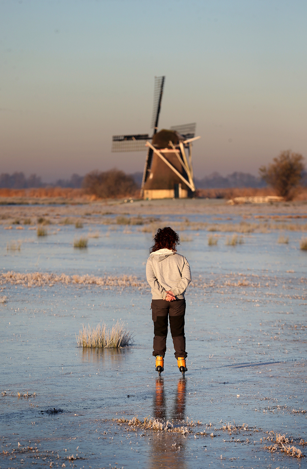 An ice skaters on nature skate near a mill in the Ryptsjerksterpolder in Tietjerk, on December 5, 2016.  / AFP / ANP / Catrinus van der Veen / Netherlands OUT        (Photo credit should read CATRINUS VAN DER VEEN/AFP/Getty Images) (Afp/getty Images)