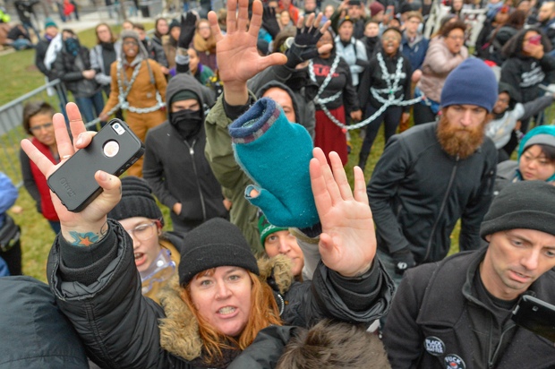 Protesters block  members of the press as they chain themselves to an entry point prior at the inauguration of U.S. President-elect Donald Trump in Washington, DC., January 20, 2017. (Reuters/Bryan Woolston)