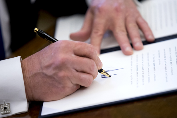 Donald Trump signs executive orders (Getty/Shawn Thew)