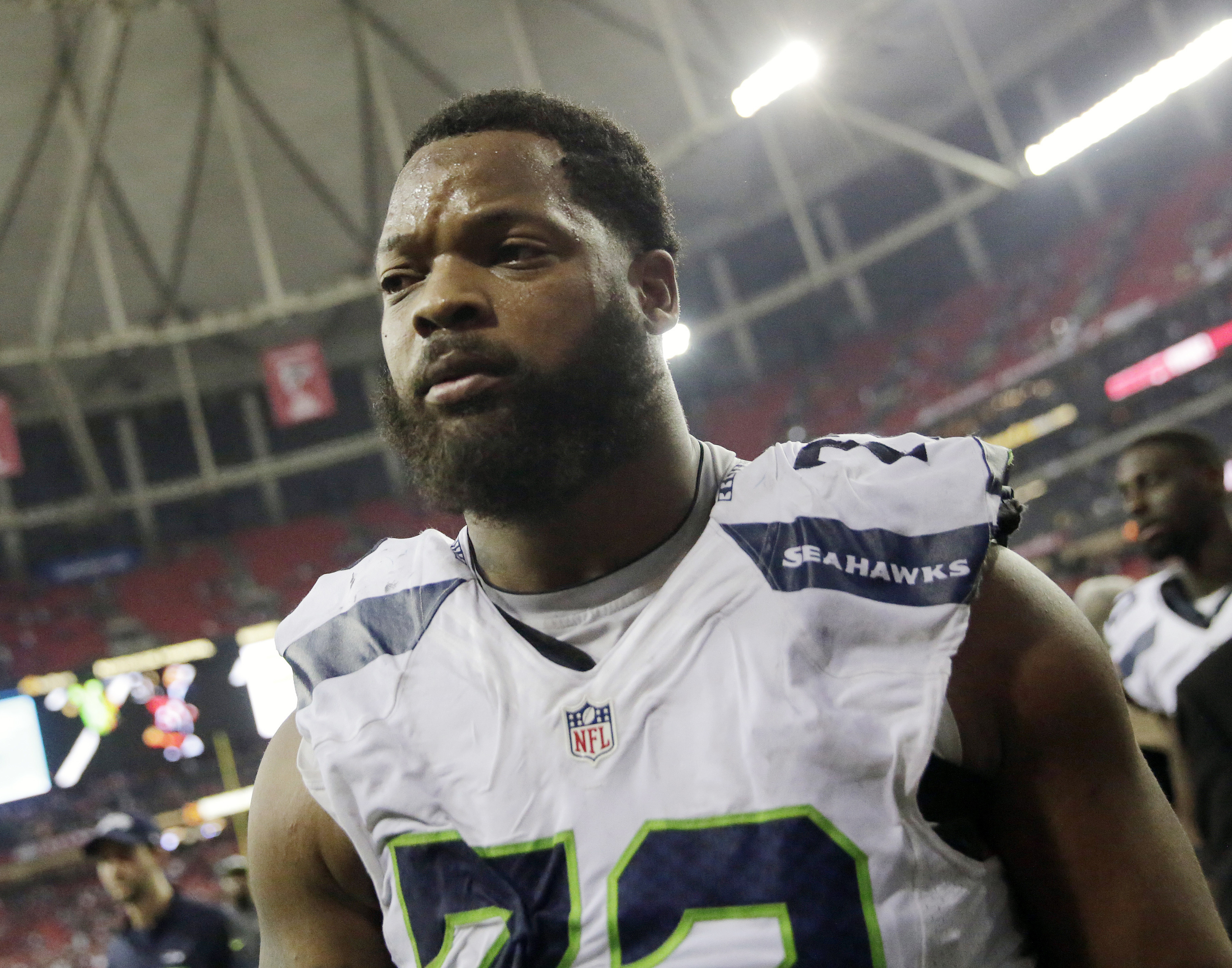 ARCHIVO - En esta fotografía de archivo del 14 de enero de 2017, Michael Bennett, defensive end de los Seahawks de Seattle, abandona el terreno tras un encuentro ante los Falcons de Atlanta (AP Foto/David Goldman, archivo) (AP Foto/David Goldman)