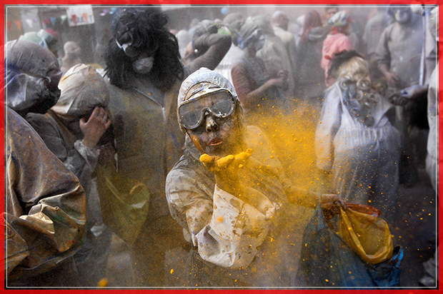 Revellers celebrate "Ash Monday" by participating in a colourful "flour war", a traditional festivity marking the end of the carnival season and the start of the 40-day Lent period until the Orthodox Easter,in the port town of Galaxidi, Greece, February 27, 2017. REUTERS/Alkis Konstantinidis - RTS10N6B (Reuters)