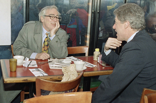 Bill Clinton and Jimmy Breslin at New York's Stage Deli, April 6, 1992. (AP/Stephan Savoia)
