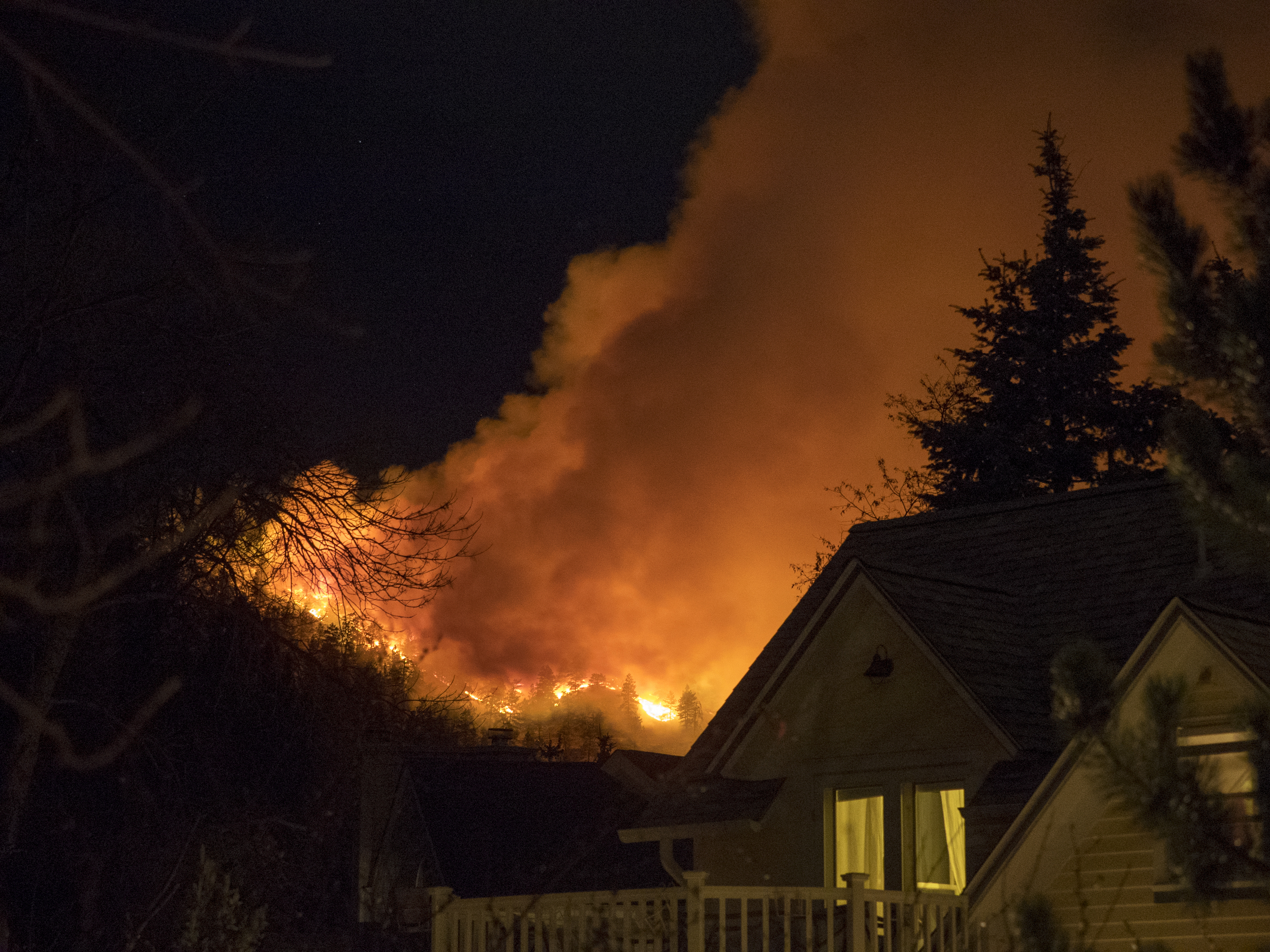 Smoke rises from a wildfire near homes Sunday, March 19, 2017, in Boulder, Colo. Authorities said the small wildfire burning in the mountains forced people from their homes and is filling the sky with smoke. (Seth Frankel via AP) (Seth Frankel via AP)