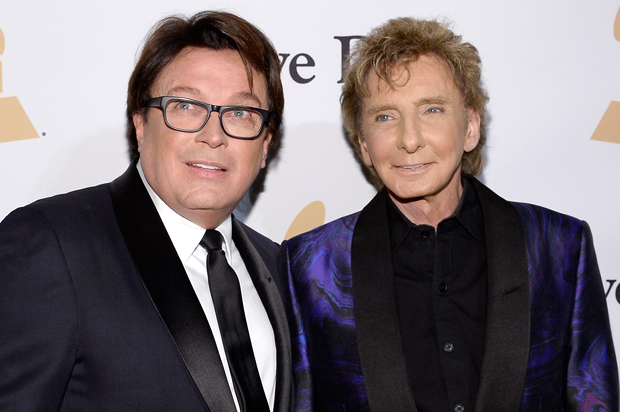 Garry Kief and Barry Manilow (Getty/Kevork Djansezian)