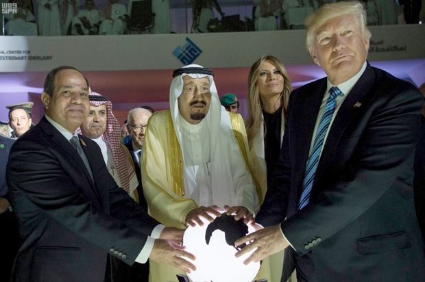 Egyptian President Abdel Fattah al-Sissi, Saudi King Salman, Melania Trump and Donald Trump visit a new Global Center for Combating Extremist Ideology, in Riyadh, Saudi Arabia, May 21, 2017. (AP)