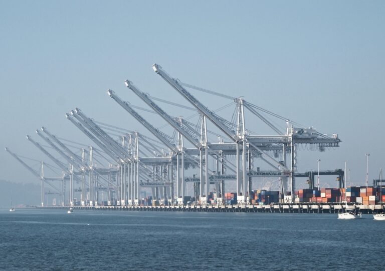 Port of Oakland (Wikimedia Commons / Ingrid Taylar)