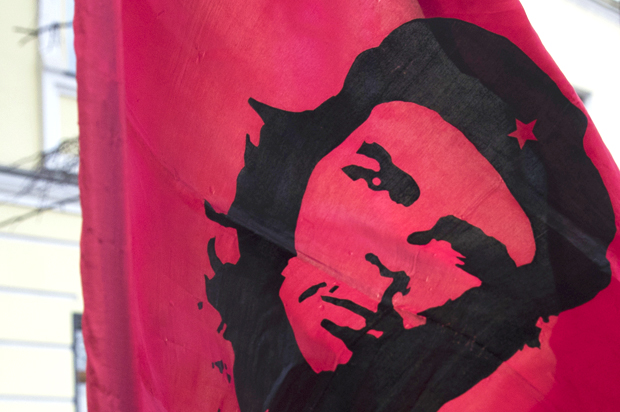 A flag with the image of revolutionary leader Che Guevara (AP/Pavel Golovkin)