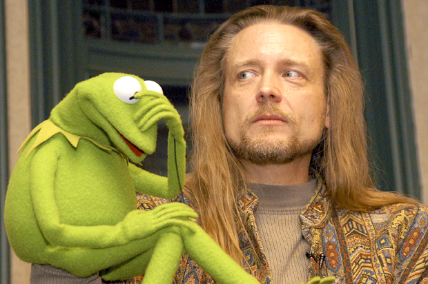 Muppet Kermit the Frog and his operator Steve Whitmire (Getty/Lawrence Lucier)