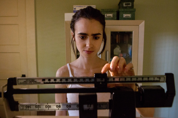 Lily collins as Ellen (Eli) in "To The Bone" (Netflix/Gilles Mingasson)
