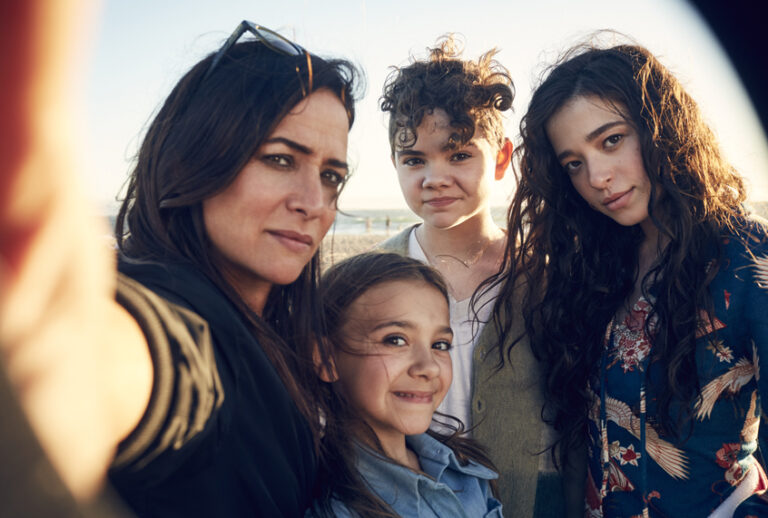 Pamela Adlon, Olivia Edward  Duke,  Hannah Alligood, Mikey Madison in "Better Things" (FX/Pamela Littky)