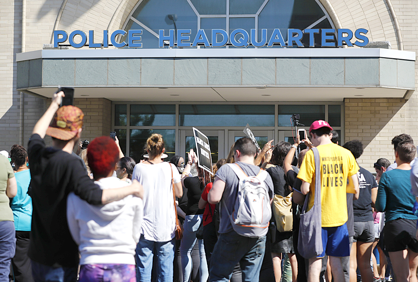 Protesters gather following a not guilty verdict of Jason Stockley. (AP/Jeff Roberson)
