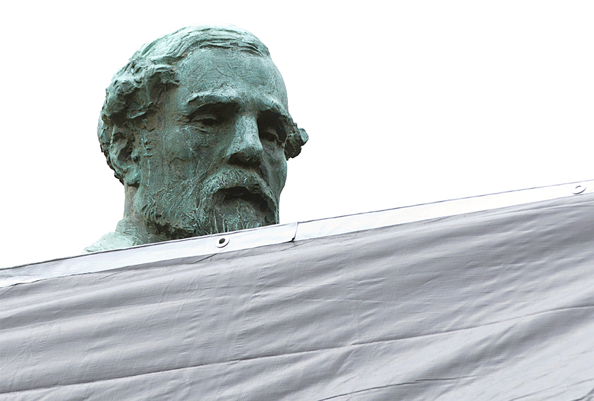 City workers drape a tarp over the statue of Confederate General Robert E. Lee in Emancipation park in Charlottesville, Va. (AP/Steve Helber)