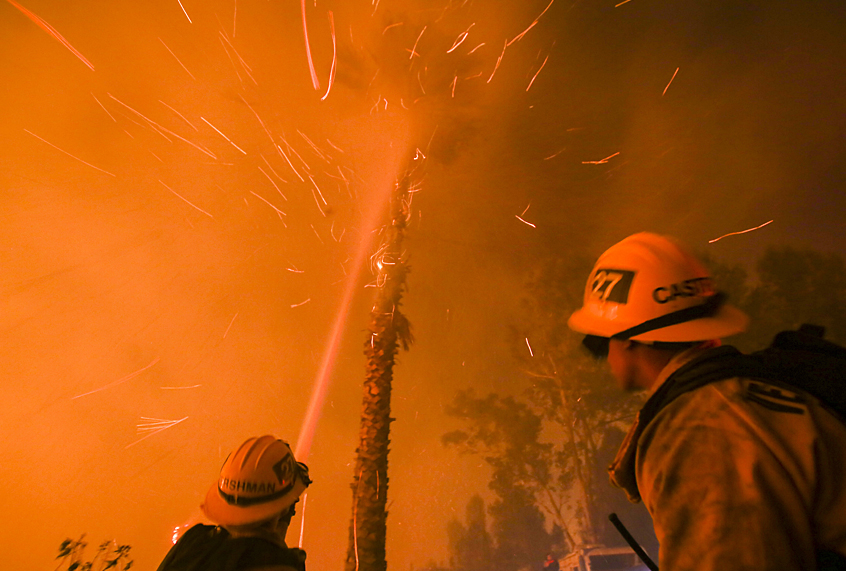 Firefighters battle a wildfire in Santa Paula, California, December 5, 2017 (Getty/Ringo Chiu)