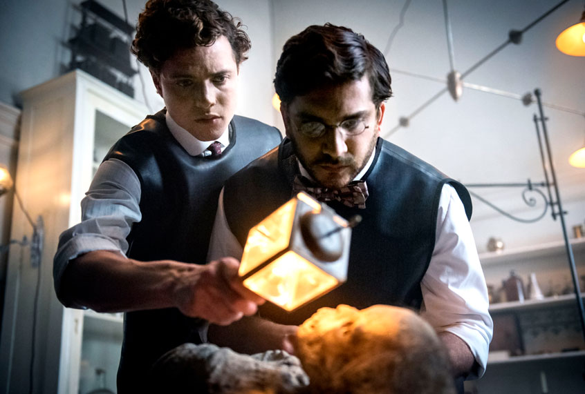 Matthew Shear and Douglas Smith in The Alienist (TNT/Kata Vermes)