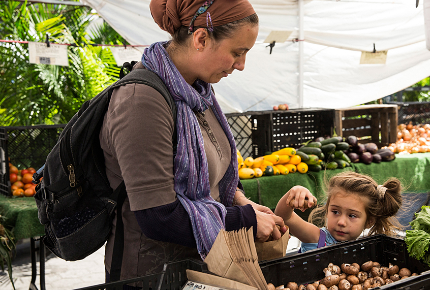 A woman and her daughter shop for groceries using  Food Stamps. (Getty/Andrew Burton)
