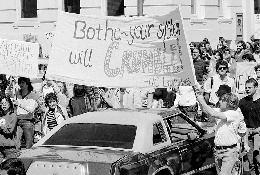 Anti-apartheid demonstrators march on the University of California Berkeley campus, April 17, 1985. (AP/Ron Tussy)