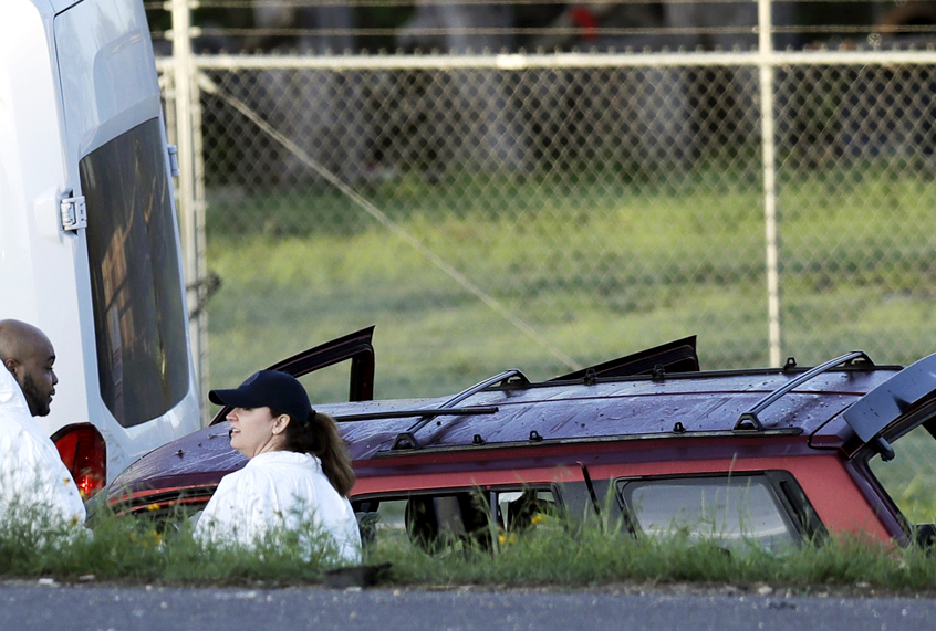 Officials investigate the scene where Mark Conditt, the suspect in a series of bombing attacks in Austin, blew himself up as authorities closed in, March 21, 2018. (AP/Eric Gay)