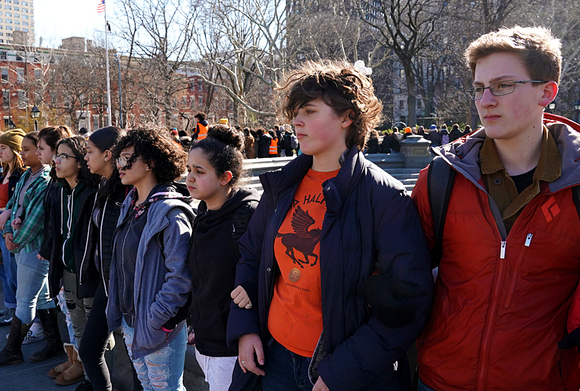 Students from Harvest Collegiate High School form a circle around the fountain in Washington Square Park on March 14, 2018 in New York to take part in a national walkout to protest gun violence. (Getty/Timothy A. Clary)