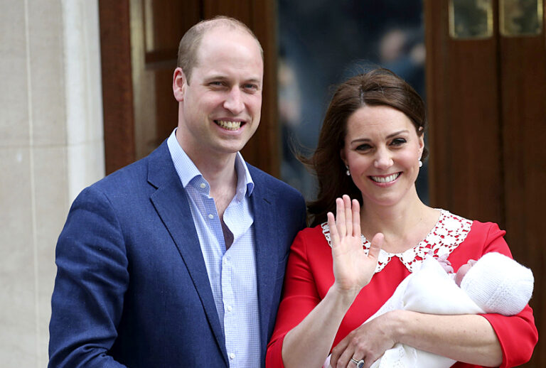 Prince William and Kate, Duchess of Cambridge pose for a photo with their newborn baby son as they leave St Mary's Hospital in London, April 23, 2018. (KGC-22/STAR MAX/IPx)